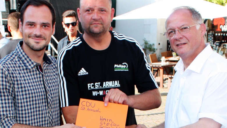 Scheckübergabe für die Initiative "Angriff ins Leben"